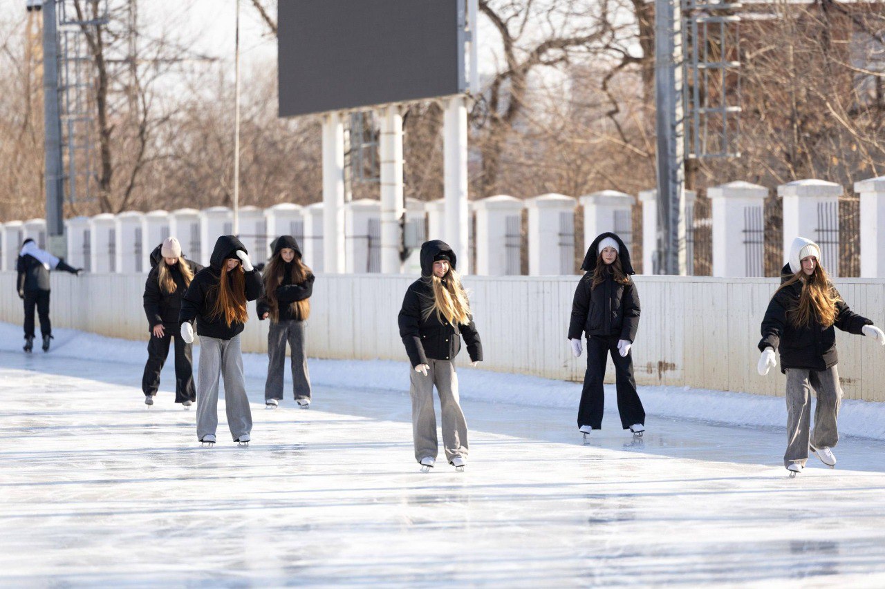 Каток на Авангарде всё Каток завершил свою работу в этом сезоне Если вы не успели покататься то придётся ждать следующего года Изначально каток планировали держать открытым до 15 февраля но природа внесла свои поправки Снегопады и скачки температуры сделали своё дело качественный лёд восстановить не удалось А с учётом прогнозов обещающих плюсовую температуру шансов на исправление ситуации уже нет Фото соцсети Подписаться на Telegram  Подписаться в MAX