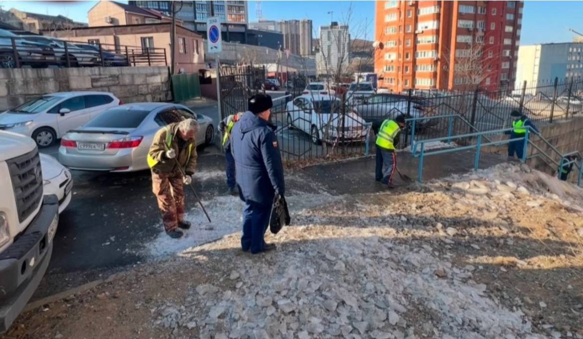 Двое суток ледяную горку возле дома на Некрасовской, 46 никто не собирался ликвидировать, пока не приехали представители прокуратуры и сами не вызвали бригаду СГТ.  К сетевой организации, на чьем участке произошел порыв холодного водоснабжения, будут применены меры.    Подписаться   Прислать новость