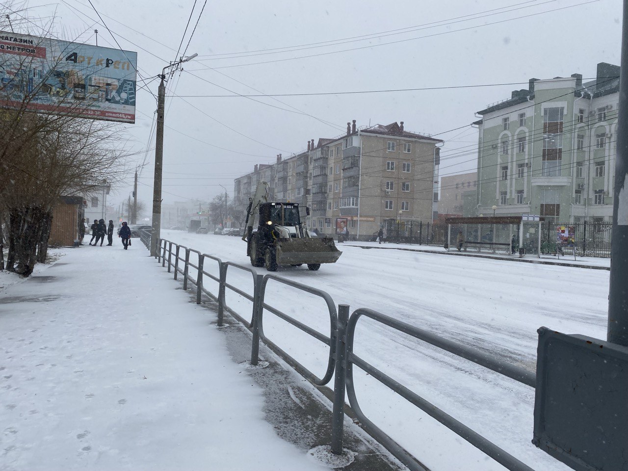 В связи с резким изменением погоды - сильным ветром, метелью, в регионе создан и работает оперативный штаб, который координирует работу профильных служб и ведомств.  Глава региона Вадим Шумков также призвал жителей области воздержаться от несрочных поездок и прогулок.  - Дорогие друзья. В связи с резким изменением погоды создан оперативный совместный штаб, силы и средства распределены для проведения работ. Вместе с тем проводить полноценную расчистку будет возможно лишь после того, как метель стихнет, сообщил губернатор.