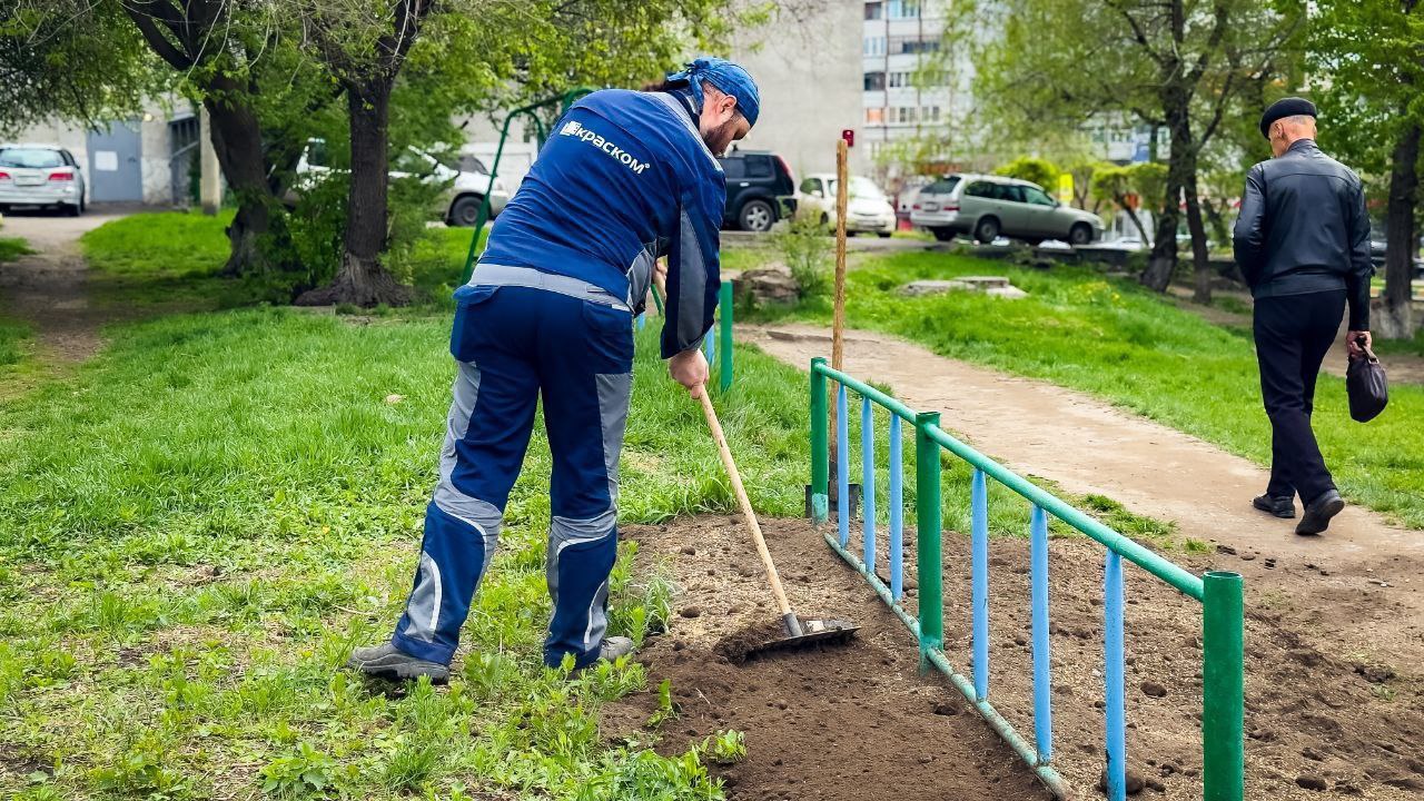 В КрасКоме подвели итоги благоустройства за май и запланировали работы на июнь 210 участков дорог и дворов привели в порядок специалисты. На июнь запланировано 270 адресов для восстановления нарушенного благоустройства. Магистрали и кварталы: на этой неделе дорожники будут укладывать асфальт в местах на следующих участках городских и внутриквартальных дорог: пр. им.газеты «Красноярский рабочий», 161, 163, 183а, 189 ул. Матросова, 11 ул. Аэровокзальная, 2б, 4, 8, 8з ул. Весёлая, 27-38, 58 ул. Лесоперевалочная, 4 ул. Ленина, 254, 241 ул. Кецховели, 29, 31, 35, 69, 17 ул. Киренского, 70, 83, 122 Озеленением займутся по адресам: ул. Сергея Лазо, 20, 22 ул. Джамбульская, 19б/1 ул. 9 Мая, 12 ул. Никитина, 1в ул. Петра Ломако, 2 ул. 40 лет Победы, 4, 21 ул. Петрушина, 12 ул. Водопьянова, 19 На сегодняшний день по 137 адресам дорожные подрядчики КрасКом устанавливают бортовой камень и готовят площадки под асфальтирование, а специалисты благоустраивают зелёные зоны и гравийные проезды. #РемонтРазрытий #ПочинимБлагоустроим
