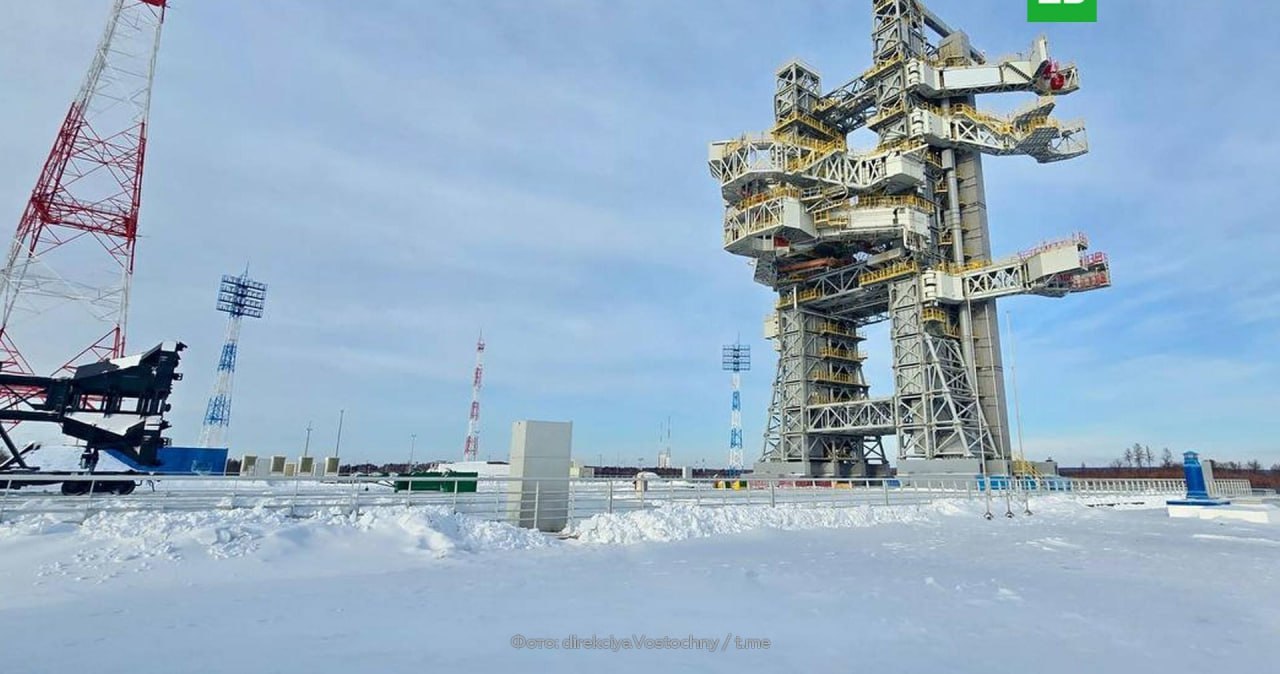 45 тысяч квадратов технологий 8 декабря Дирекция космодрома Восточный получила разрешение на ввод в эксплуатацию стартового стола для тяжёлых ракет носителей семейства Ангара Что это за объект Площадь стартового стола более 45 тыс м² Это один из самых современных и автоматизированных комплексов в мире Уже построено Вместе со стартовым столом в рамках создания стартового комплекса Ангара введены в эксплуатацию ещё 37 объектов среди них командный пункт технологический блок кислорода и азота хранилища кислорода и азота площадка для заправки разгонного блока укрытия для персонала эвакуационные тоннели заправочная эстакада перрон взятия проб молниеотводы и прожекторные мачты Технологии и готовность При проектировании использовали самые современные разработки Комплекс устроен так что работы по строительству монтажу и испытаниям можно вести параллельно это ускоряет запуск объекта По словам руководителя Дирекции Николая Новикова сегодня готово 70 всех сооружений стартового комплекса Остальные планируют сдать до марта 2026 года Мы в МАХ
