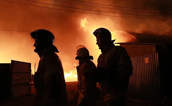 В Нижневартовске 19 января произошел пожар в девятиэтажном доме на улице Ханты-Мансийская. По прибытии пожарных на 4-м этаже было сильное задымление, что усложняло работу спасателей. Для вскрытия двери использовалось специальное оборудование.  В результате огонь повредил 2-комнатную квартиру. Причиной возгорания стало неосторожное обращение с огнем. Благодаря оперативным действиям пожарных удалось сохранить имущество на сумму 2 млн рублей. Ведется оценка ущерба.  Расследование инцидента проводит старший дознаватель, изучая обстоятельства для предотвращения подобных случаев в будущем.