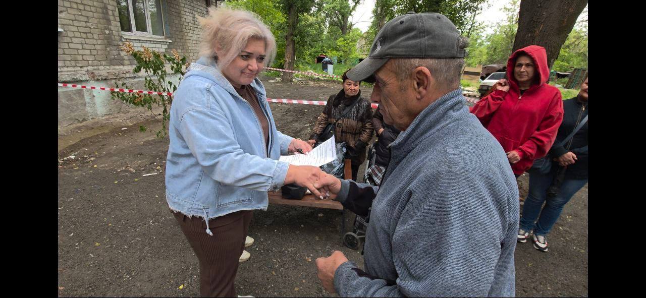 В Авдеевке вручили ключи жителям обновленного многоквартирника Состоялось заселение в отремонтированные квартиры в последнем подъезде уже третьего дома. Еще 16 человек получили комфортные условия. В квартирах произведена замена инженерных систем, установлены новые окна и двери, выполнена современная чистовая отделка, в кухнях и санузлах - новая сантехника. Жилье укомплектовано всей необходимой мебелью и бытовой техникой. «Продолжаем выполнять задачу, поставленную губернатором Дмитрием Артюховым. Стараемся в максимально короткие сроки вернуть к нормальной человеческой жизни как можно больше жителей Авдеевки», – сообщил директор департамента строительства и жилищной политики ЯНАО Сергей Власенко. Восстановление многоквартирных домов существенно повышает качество условий жизни для семей и становится стимулом для возвращения местных жителей в район. В число подшефных Авдеевка вошла в августе прошлого года. Восстановительные работы здесь проходят в четырех домах. На сегодняшний день восстановлено десять из 14 подъездов, заселен 171 человек. Помимо восстановления жилого фонда также идет ремонт административного здания. Еще один подшефный - Волновахский муниципальный округ восстанавливается Ямалом с 2022 года. Ямальскими строителями за это время отремонтировано почти 200 многоквартирных домов и порядка 100 социальных объектов. В этом году открыли новый центр единоборств «Северный характер». А к празднованию дня 80-летия Победы Ямал восстановил в Волновахском муниципалитете 16 памятников и сквер Освободителей в райцентре. В плане работы на текущий год - шесть объектов. Специальная программа поддержки подшефных территорий продлится до 2030 года. Задача помочь новым регионам поставлена Президентом России Владимиром Путиным. #своихнебросаем