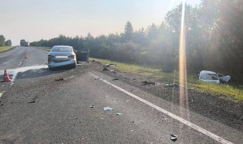 ‼ Два человека погибли в результате ДТП в Яранском районе. Авария произошла сегодня ранним утром на 147 км федеральной автодороги «Вятка». Столкнулись «Хендай Элантра», «Ниссан Альмера» и грузовой «Вольво» с полуприцепом. В результате происшествия погибли 55-летний водитель «Хендай» и его 29-летний пассажир. Три человека получили травмы: 54-летняя пассажирка «Хендай», 62-летний водитель и 58-летняя пассажирка «Ниссан».