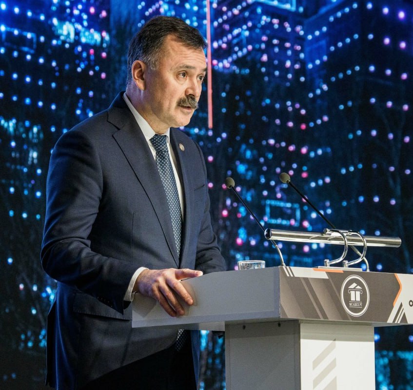 Руководителем исполкома Казани вновь избрали Рустема Гафарова Его кандидатуру сегодня поддержали в ходе голосования на второй сессии Казгордумы V созыва За его назначение проголосовали единогласно Гафаров в своем выступлении выделил ключевые задачи для города на следующие 5 лет завершение строительства метро увеличение площади озеленения до 40 строительство новых дорог модернизация общественного транспорта и коммунальных сетей увеличение турпотока Среди других кандидатов на этот пост также были гендиректор по материально техническому снабжению АО Казэнерго Марат Махмутов и директор МУП Казани Городские мосты Станислав Сорокин Махмутов в выступлении сделал акцент на модернизацию коммунальной инфраструктуры города Сорокин на уборке дорог Казани Гафаров занимает должность председателя исполкома Казани с октября 2020 года На этом посту он сменил Дениса Калинкина которого назначили первым вице мэром города ℹ Подпишитесь на БИЗНЕС Online