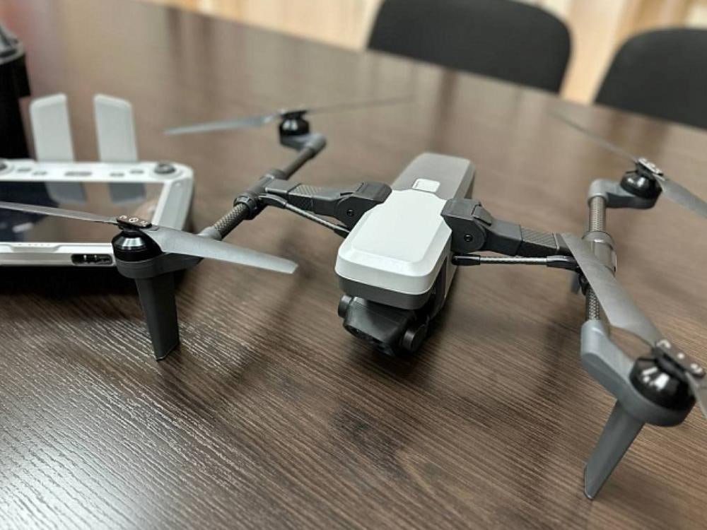 На беспилотники для поморских лесничеств бюджет потратил 16 миллионов рублей 11 БПЛА было закуплено с начала года и передано в лесничества ещё 34 поступили в Единый лесопожарный центр региона Еще пять беспилотных летательных аппаратов Геоскан 801 поступят в лесничества Архангельской области До конца года дроны получат специалисты Лешуконского Пуксоозерского и Приозерного Устьянского и Верхнетоемского лесничеств Пресс служба губернатора и правительства Архангельской области добавляет что с помощью Геоскана можно вести фото и видеосъёмку в сложных погодных условиях чтобы оперативно выявлять очаги возгораний отслеживать динамику пожаров а также фиксировать случаи незаконной деятельности в том числе по вырубке леса и складированию отходов Отметим что дрон может находиться на расстоянии до 10 километров от пульта в течение 40 минут и не выше 4 километров Горизонтальная скорость полёта до 15 метров в секунду при ветре не более 12 м с Может работать при температурах от 20 до 40 В розницу такой аппарат стоит более 1 8 млн рублей Фото пресс службы областного правительства