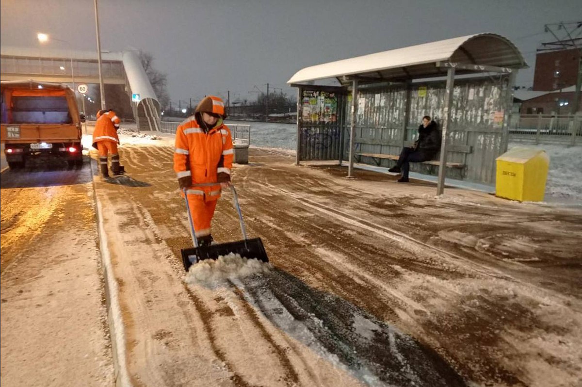 330 тонн песко-соляной смеси высыпали за ночь и утро на дороги Краснодара, рассказали в мэрии  Всю ночь в Краснодаре шла расчистка и обработка дорог, тротуаров, надземных и подземных переходов от снега и гололёда. Обработаны и подходы к остановкам общественного транспорта.  Больше 500 человек трудились с раннего утра, чтобы мы могли безопасно отправляться по своим делам.  Большая благодарность за вашу работу -      Первый • Краснодар