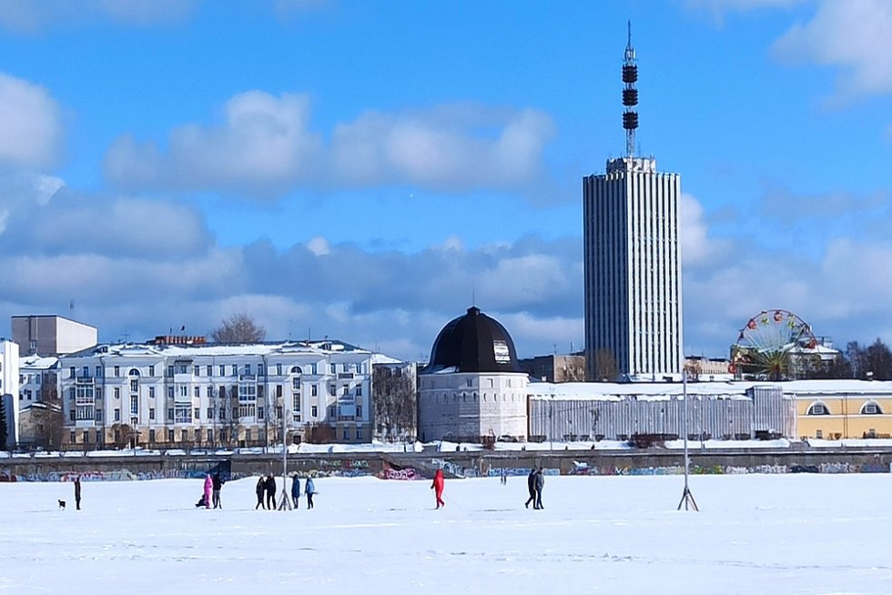 В центре Архангельска построят комплекс по обучению водным видам спорта  В столице Архангельской области новый резидент Арктической зоны РФ построит двухэтажный спорткомплекс для обучения водным видам спорта: проект анонсировали сегодня в Министерстве РФ по развитию Дальнего Востока и Арктики.  По информации ведомства, комплекс будет введен в действие в 2029 году. По соглашению с Корпорацией развития Дальнего Востока и Арктики инвестор вложит в него 29,7 миллиона рублей.   Как выяснила "РГ", построить "водный спортцентр" планируется в центральном районе города - Октябрьском округе. Участок выделен на пересечении проспекта Обводный канал и проезда Сибиряковцев.