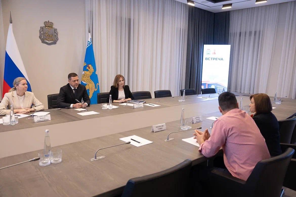 Возможности развития интересных для региона проектов обсудил с основателями сыроварни «Тремпелис» Ставросом ТРЕМПЕЛИСОМ и Светланой КЛИМОВОЙ. Производство сыра по традиционным греческим рецептам было открыто под Псковом в 2020 году. В последнее время инвесторы активно работают в направлении гастро- и экотуризма, принимают экскурсионные группы, проводят образовательные встречи и мастер-классы. А в таверне при производстве угощают блюдами греческой домашней кухни. В год сыроварню посещают около 10 тысяч человек. Сыровары рассказали о планах по развитию, в том числе, по расширению фермы и увеличению поголовья коз. Оборудование позволяет нарастить объёмы производства в несколько раз. В числе интересных задумок – организация школы сыроваров с привлечением ведущих иностранных экспертов, проведение специализированного сырного фестиваля, а также проект в сфере виноделия. По итогам встречи поручил ответственным исполнительным органам проработать вопросы поддержки озвученных инициатив и проектов. РАБОТАЕМ