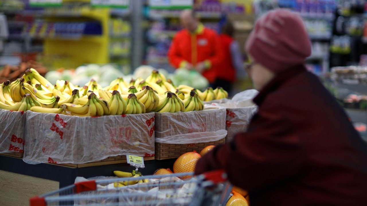 Генпрокурор России Игорь Краснов сообщил что из за роста цен на продукты в первом полугодии 2025 года прокуратура объявила предостережения руководителям более 5300 хозяйствующих субъектов Было оценено свыше 400 случаев повышения цен Работа велась совместно с правительством ФАС сельхозпроизводителями и ретейлерами В частности предостережения получили руководители 12 крупнейших сельхозпредприятий после необоснованного роста цен на молоко и масло Краснов подчеркнул что дорожают базовые продукты картошка яйца молоко а не деликатесы и предупредил недобросовестный бизнес что наживаться на этом не получится Он привел в пример недавнее рекордное подорожание картофеля остановленное благодаря комплексу мер в том числе и при участии прокуратуры