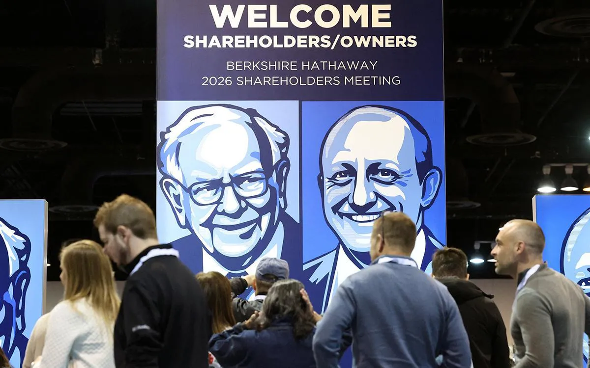 Сделки Berkshire Hathaway в первом квартале после ухода Баффетта В конце декабря 2025 года 95 летний Уоррен Баффетт покинул пост генерального директора компании В то же время он сохранил должность председателя совета директоров Berkshire Hathaway О финансовых результатах конгломерата за первый квартал 2026 года РБК Инвестиции писали здесь а о первом годовом собрании акционеров Berkshire с новым CEO Грегом Абелем здесь  Новые позиции  Delta Air Lines 39 81 млн акций стоимость на конец квартала 2 65 млрд  Alphabet класс C 3 59 млн акций стоимость пакета на конец квартала 1 028 млрд  Macy s 3 04 млн акций стоимость на конец квартала 54 96 млн Позиции увеличены  Alphabet класс A позиция выросла на 203 99 до 54 25 млн акций стоимость пакета на конец квартала 15 6 млрд  The New York Times позиция выросла на 199 до 15 15 млн акций стоимость пакета на конец квартала 1 27 млрд  Lennar Corp класс А позиция выросла на 43 24 до 10 1 млн акций стоимость пакета на конец квартала 877 млн  Lennar Corp класс B позиция выросла на 31 34 до 237 7 тыс акций стоимость пакета на конец квартала около 20 млн Позиции сокращены  Bank of America позиция уменьшилась на 0 71 до 513 6 млн акций стоимость пакета на конец квартала 25 04 млрд  Liberty Live Holdings позиция сократилось на 3 03 до 10 59 млн акций стоимость пакета на конец квартала 996 4 млн  DaVita позиция сократилась на 5 22 до 30 1 млн стоимость пакета на конец квартала 4 6 млрд  Chevron позиция сократилась на 35 17 до 84 38 млн акций стоимость пакета на конец квартала 17 46 млрд  Nucor позиция сократилась на 39 03 до 3 91 млн акций стоимость пакета на конец квартала 660 7 млн  Constellation Brands позиция сократилась на 95 13 до 632 9 тыс акций стоимость пакета на конец квартала 94 9 млн   Полностью продано  Amazon  Mastercard  Visa  UnitedHealth  Domino s Pizza  Charter Communications Читайте подробнее Berkshire Баффетта избавилась от доли в Amazon и сделала ставку на авиалинии Подписаться на канал Мы в MAX