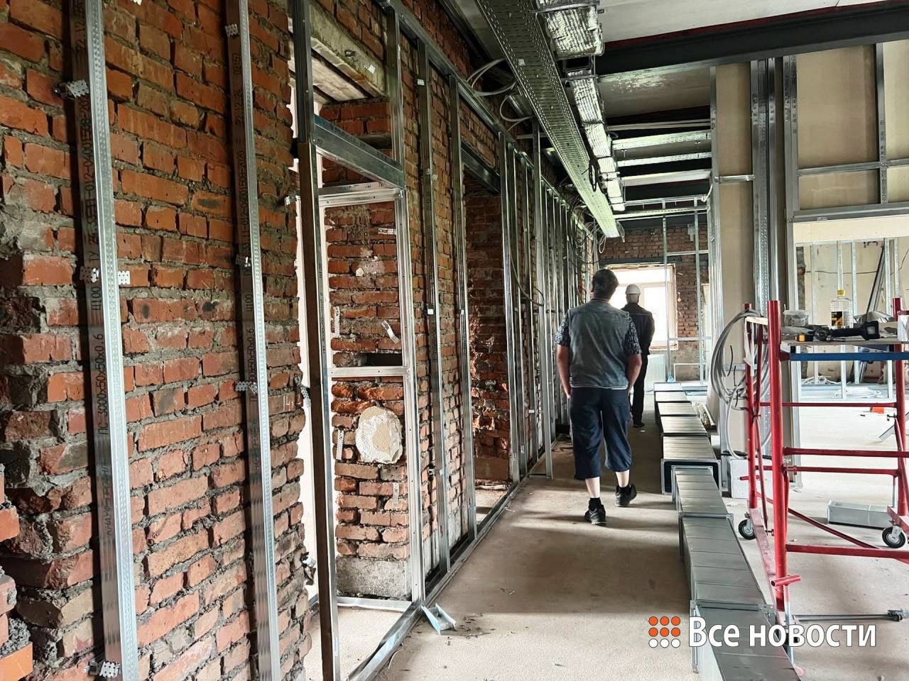В поселке Висим капитально ремонтируют общую врачебную практику. В полное обновление старого здания, где сельчане могут получить первую помощь и пройти базовые обследования, вложат 36 млн рублей.  На ремонт врачебную практику остановили в марте этого года. Старое строение было изношено на 67%, по стенам пошли трещины, протекала кровля. Решено было не только заменить всё внутреннее обустройство, но и сделать перестановку. Разделят потоки взрослых и детей, для пациентов будут отдельные входы и залы ожидания. Просторнее станет регистратура.  Уже на стадии демонтажа рабочие подрядной компании «НС-Групп» обнаружили дефекты здания, которые не были заметны на стадии проектирования.  «Вскрылись дефекты и проемов дверей, и арочных конструкций. Сети-то более менее были проложены. Но само строительство оставляло желать лучшего», — говорит Сергей Овсянников, главный врач Демидовской больницы, в структуру которой входит врачебная практика.  Проблемы строителям удалось преодолеть. Уже готов бетонный пол, завершается отделка фасада, установлены перегородки, которые предстоит обшить. Идет работа по прокладке сетей. На 100% готово водоснабжение, наполовину – электрика. К середине сентября нужно провести в здание отопление, чтобы с началом холодов завершать отделку в тепле.  Медики рассчитывают, что Минздрав выделит деньги и на оснащение врачебной практики. Нужны новая мебель, дефибриллятор, электрокардиограф, стоматологическая установка, автоклав, сухожар, фармацевтические холодильники. Как и раньше, здесь будут проводить осмотры, диспансеризацию, вакцинацию и базовые обследования.  Открытия сельской поликлиники ждут около 1000 жителей Висима, а летом еще и дачники. Работы обещают завершить к декабрю этого года. А пока пациентов временно принимает поселковый детский сад.