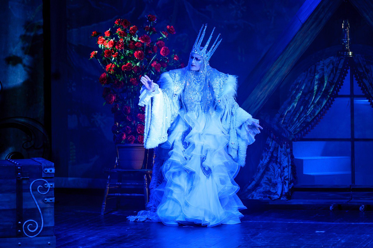 В Альметьевске пройдет детский благотворительный фестиваль Снежность Фестиваль проводится по инициативе социального инвестора Андрея Комарова и призван приобщить детей в первую очередь социально незащищенных к миру искусства а также содействовать формированию у подрастающего поколения духовно нравственных ценностей В этом году он посвящен 220 летию Ганса Христиана Андерсена и пройдёт под лейтмотивом Андерсен С нежностью Снежность из года в год доказывает что у чудес не бывает границ Объявляя в этом году тему Андерсен С нежностью мы думали о том как важно сохранить в себе умение удивляться Юбилей знаменитого сказочника стал для нас поводом поговорить с детьми на самые важные темы о доброте стремлении к светлому надежде и вере в чудо говорит директор фестиваля заслуженная артистка России Ольга Стебунова Программа фестиваля в Альметьевске включает в себя 7 показов спектаклей ведущих российских театральных коллективов Пермского ТЮЗа Московской областной филармонии и Ижевского молодежного театра Более подробно с программой фестиваля можно ознакомиться на сайте www snegnost ru или в телеграм канале snegnostfest Традиционно перед спектаклями пройдут розыгрыши книг ведущих детских издательств а помогать зрителям почувствовать атмосферу театрального праздника будут волонтеры многие из которых стали настоящей семьей фестиваля и поддерживают проект из года в год Фото предоставлено пресс службой фестиваля Снежность Реклама ООО Римера Алнас ИНН 1644091030 erid 2RanymFL3Na