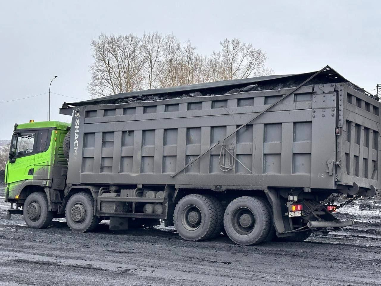 В Листвягах задержали водителя большегруза с углём  Груз превышал борта, на машине были лишние фонари, рулевое управление оказалось неисправным, а в тахографе отсутствовала карта водителя. Его отстранили от управления, составлены протоколы.   Вести-Кузбасс