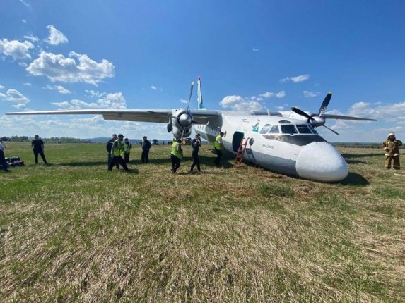 В Киренске Приангарья самолет при посадке выкатился за пределы взлетной полосы В результате инцидента произошел подлом передней стойки шасси Читать подробнее на сайте...