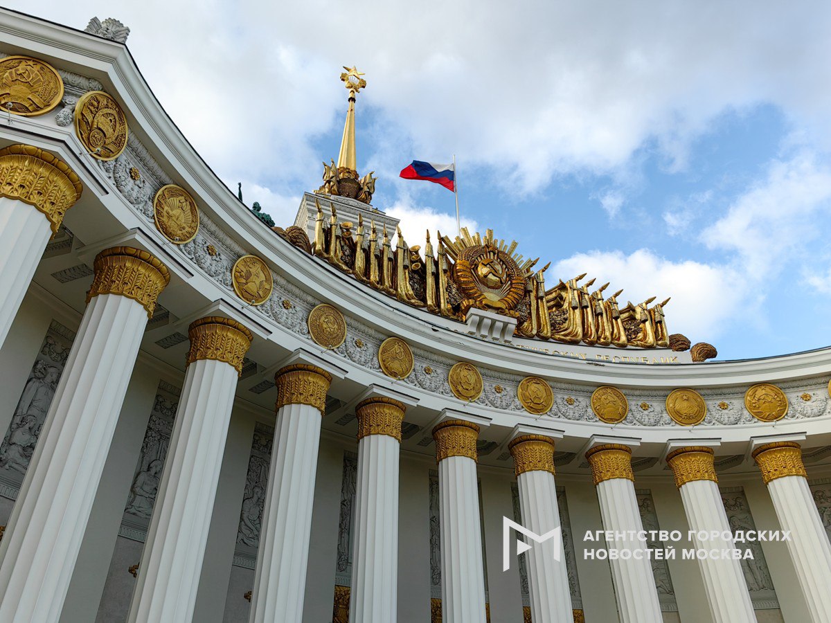 Выставка Образ Москвы в русском искусстве из коллекции Государственного Русского музея откроется 6 сентября в павильоне 1 Центральный на ВДНХ Экспозиция в которую войдут 115 произведений живописи и скульптуры из Русского музея покажет как менялся образ Москвы от духовного центра Руси до современного мегаполиса сообщил Сергей Собянин Среди авторов Андрей Рублев Аполлинарий Васнецов Василий Суриков Василий Верещагин Юрий Пименов Наталья Нестерова Центральным произведением станет монументальное полотно Ильи Репина Торжественное заседание Государственного совета 7 мая 1901 года Подпишись на Агентство Москва