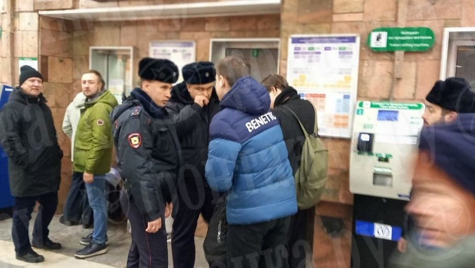 Силовики устроили утреннюю облаву на призывников в петербургском метро  Мужчин задерживали и передавали работникам военкомата. Известно, что облава прошла как минимум на станции "Новочеркасская", там силовики обращали внимание на тех, кто не имел отсрочки от военной службы и прописан в Красногвардейском районе.  Один из задержанных рассказал, что его сначала сопроводили к автобусу, водитель которого заблокировал двери. "Сотрудники полиции не предъявляли документов о доставлении и объясняли свои действия тем, что идёт призыв. Меня пересадили из автобуса в машину Росгвардии и отвезли в военкомат", — отметил он в разговоре с "Фонтанкой".  Автор фото: Фонтанка