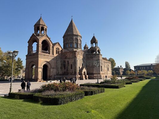 Кабмин Армении намерен отозвать у Церкви право собственности на земельные участки и оставить лишь право на безвозмездное пользование ими Проект поправок в Земельный кодекс включен в повестку завтрашнего заседания и признает утратившей силу соответствующую статью в кодексе закрепляющую за Первопрестольным Эчмиадзином право собственности на церковные земли Авторы решения ссылаются на то что еще одна статья в том же кодексе предполагает право Церкви на безвозмездное пользование земельными участками SputnikARM