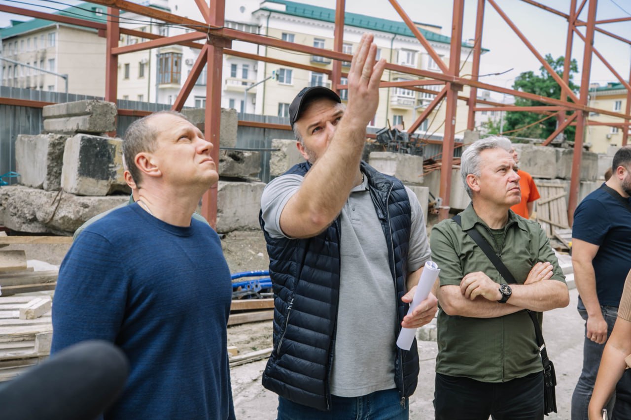 Уже в этом году Санкт-Петербург подарит мариупольцам знаковые объекты восстановления - драматический театр и плавательный бассейн "Нептун". Сегодня их ремонтируют по мировым стандартам с использованием современных технологий. На месте осмотрел ход строительства. В драмтеатре для воссоздания утраченных элементов фасада задействовали реставраторов. Началась установка 9 восстановленных скульптур. Продолжаются облицовочные работы, а внутри помещений ведется прокладка инженерных коммуникаций. Как и прежде, в зрительном зале смогут разместиться 500 человек. Особенностью спорткомплекса "Нептун" станет обновленный бассейн олимпийской дистанции – ровно 50 метров. Примечательно, что чашу бассейна с помощью специальной перегородки можно будет разделить на две части. Это позволит одновременно проводить два вида соревнований. Саму же чашу облицуют специальными алюминиевыми листами. Все конструктивные и монтажные работы строители завершат в этом году, затем проверят системы и передадут объект мариупольцам.