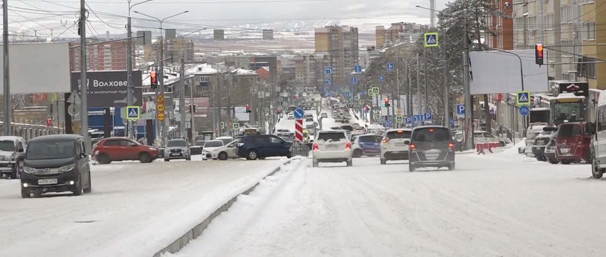 В Забайкалье расчищают дороги после снегопада Забайкалье под снегом Дорожные службы края ведут непрерывную работу по очистке федеральных трасс региональных дорог и улиц Читы Наша съемочная группа узнала о ситуации на дорогах