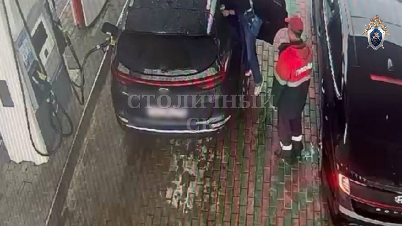 Сотрудник автостанции устроил «неподобающие действия сексуального характера» в отношении 4-летнего мальчика на глазах у его матери, — следственные органы  По данным следствия, мужчина изначально попросил у ребенка мягкую игрушку, а затем наклонился к нему для поцелуя. Мама сразу же забрала сына.   Подозреваемый задержан, он во время допроса заявил, что лишь проявлял дружелюбие и не имел дурных намерений.