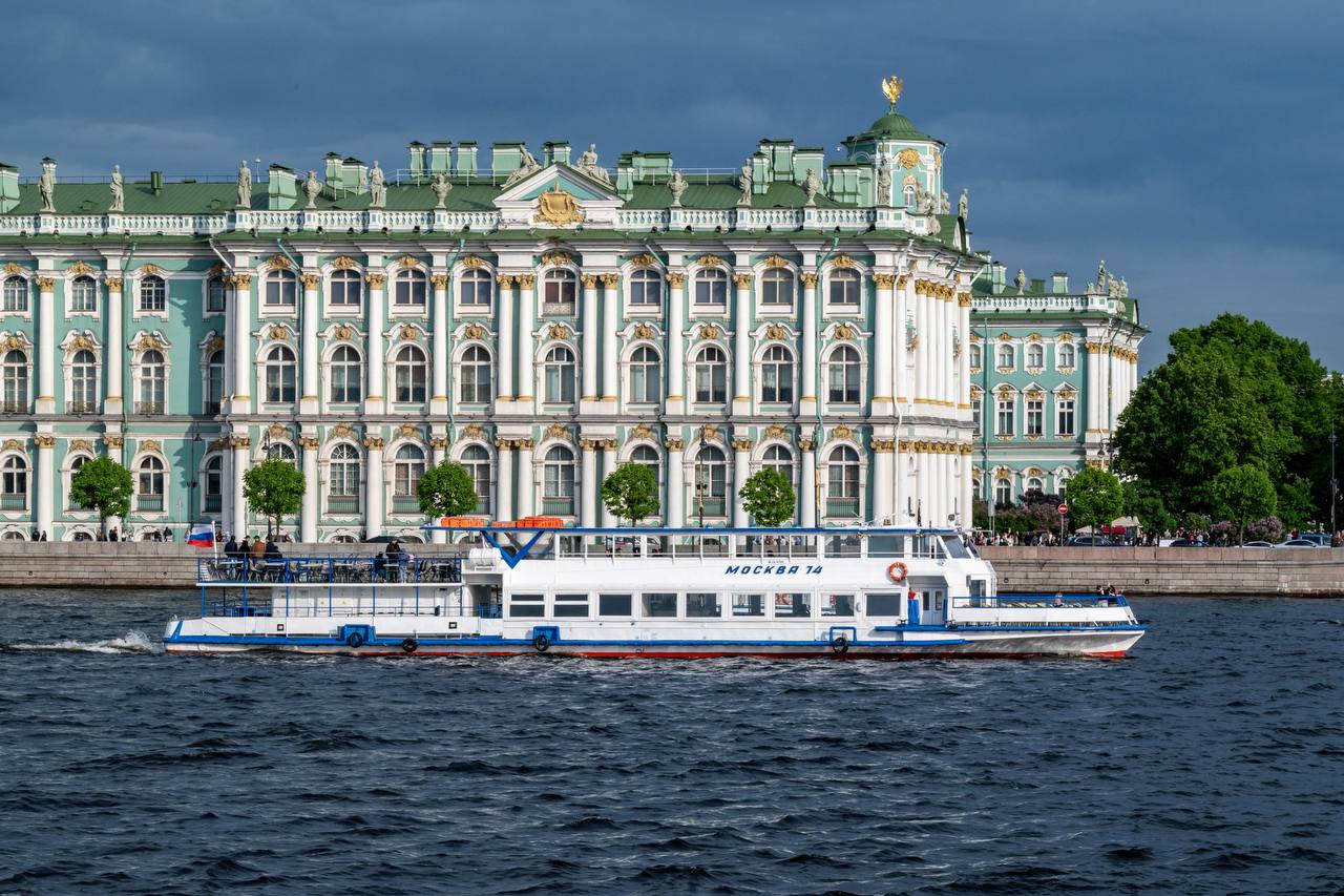 6 млн туристов посетили Петербург за летний сезон сообщил вице губернатор Северной столицы Борис Пиотровский Показатель превышает на 6 8 поток туристов за летний сезон 2024 го В комитете по развитию уточнили что 90 туристов пришлось на россиян 5 6 млн человек Оставшиеся 400 тыс гости из СНГ Китая Турции Индии Ирана и Саудовской Аравии Среди регионов чаще всего Петербург этим летом посещали туристы из Москвы и Московской области Татарстана Новгородской Мурманской и Псковской областей уточнил Ъ СПб А вы путешествовали в этом году Да по России Да ездил за границу Нет Михаил Тихонов ДП Подписаться на DP RU