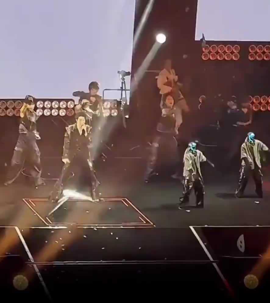 На концерте Вана Лихуна роботы Unitree G1 удивили зрителей синхронным танцем