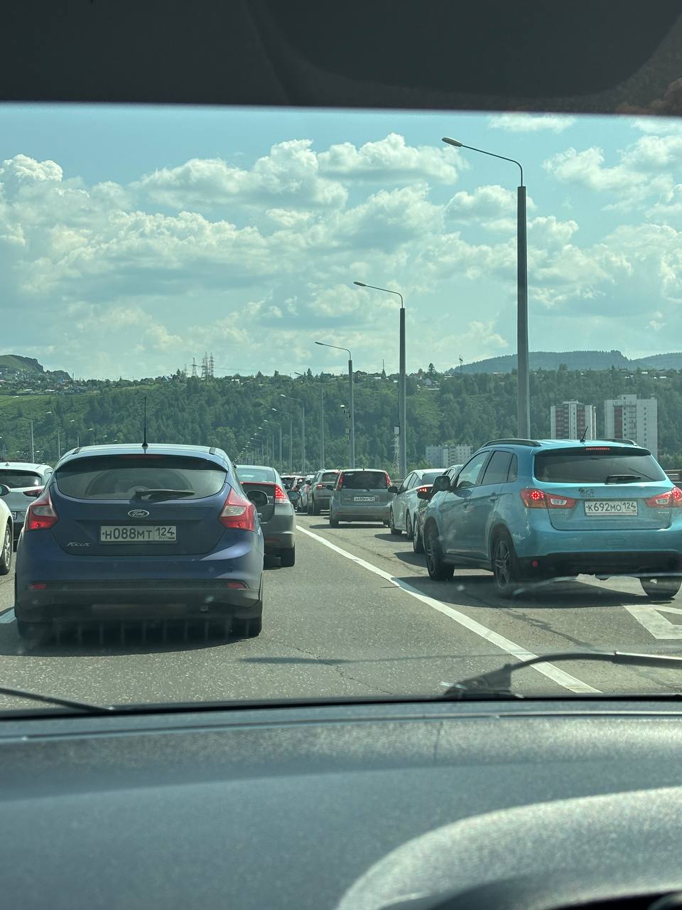 В Красноярске образовался огромный затор от Николаевского моста в сторону Дивногорска. Отметим, пробка на этом участке образуется каждую субботу. В основном жители города едут в «Роев ручей» или в Дивногорск. В августе 2023 года прокуратура потребовала от мэрии решить проблему с заторами на Свердловской. В прошлом году стало известно, что улицу Свердловскую планируют расширить до 6 полос, а в районе «Роева ручья» построить виадук. ______ Оставить обращение