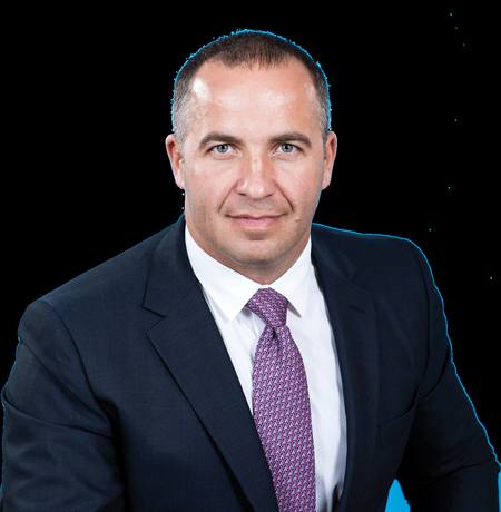 В Батайске задержали депутата и директора центрального рынка Никитченко В Ростовской области задержали бизнесмена и депутата Городской думы Батайска Олега Никитченко Информацию об этом 1Rnd подтвердил собственный источник В отношении него возбуждено уголовное дело Предварительно известно что на прошлой неделе у народного избранника провели обыски А на центральном рынке Батайска директором которого является Никитченко прошли рейды Также задержаны два его подчиненных уточнил источник По одной из версий депутат собирал арендные платежи с продавцов команда занималась присвоением и растратой средств принадлежащих рынку Учитывая что центральный рынок находится в муниципальной собственности его действия ли как присвоение бюджетных средств Задержание проводили сотрудники УФСБ Уголовное дело возбудил донской Следком Олег Никитченко является депутатом Городской думы Батайска уже третий срок представляя партию Единая Россия по избирательному округу 10 Он впервые был избран в 2014 году затем переизбран в 2019 м и в 2024 м вновь получит мандат Подпишись на 1Rnd Написать в редакцию