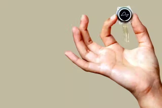К 2031 году Neuralink планирует вживлять в мозг по 20 тысяч чипов в год, пишет Bloomberg. Сейчас у неё только несколько пациентов с имплантами.  Выручка к тому же времени должна быть не менее $1 млрд в год  vc.ru/future/2118536