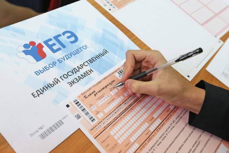 Минобрнауки РФ не планирует в этом учебном году делать ЕГЭ по истории обязательным для поступающих в вузы на гуманитарные и социально-экономические специальности. Нужен плавный переход, который займет около двух лет, — замминистра науки и высшего образования Дмитрий Афанасьев.