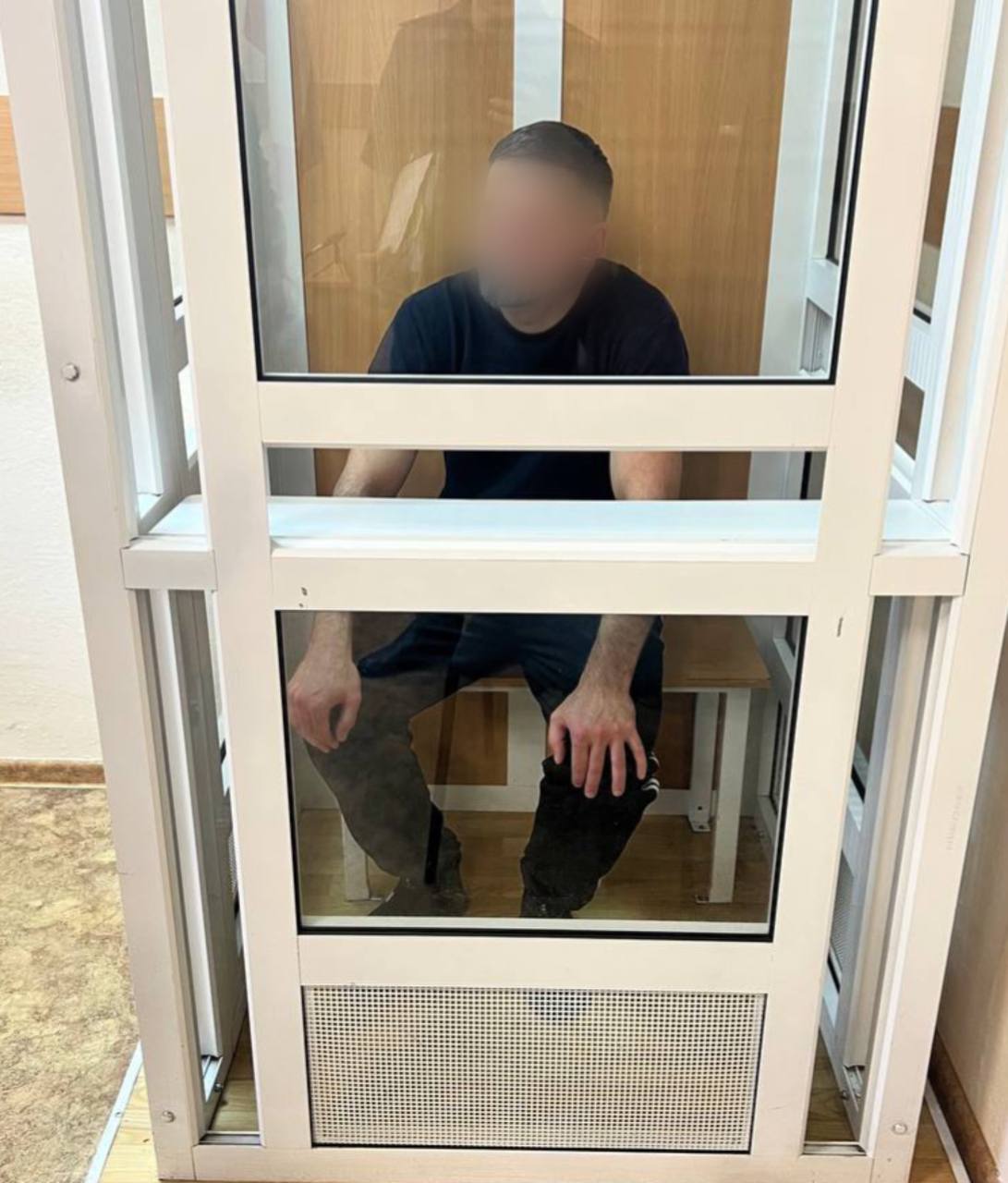 В Перми мужчина заключен под стражу по обвинению в совершении иных действий сексуального характера в отношении несовершеннолетней Следственным отделом по Орджоникидзевскому району города Перми СУ СК России по Пермскому краю ранее неоднократно судимому мужчине предъявлено обвинение по признакам преступления предусмотренного п а ч 3 ст 132 УК РФ Иные действия сексуального характера с применением насилия в отношении несовершеннолетней Следствием установлено что 20 сентября 2025 года в дневное время обвиняемый 1979 года рождения находясь в лесном массиве вблизи Орджоникидзевского района города Перми применяя насилие напал на ранее незнакомую 14 летнюю девочку и совершил в отношении последней иные действия сексуального характера Девочке удалось оказать злоумышленнику сопротивление и убежать Личность фигуранта удалось установить оперативными сотрудниками полиции в кратчайший срок В настоящее время мужчина задержан следователем в порядке ст 91 УПК РФ Судом в отношении обвиняемого по ходатайству следствия избрана мера пресечения в виде заключения под стражу  Следователем проведен осмотр места происшествия назначены и проводятся необходимые судебные экспертизы Допрашиваются свидетели и иные лица обладающие значимой для следствия информацией расследование уголовного дела продолжается