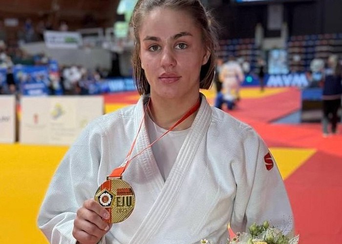 Дзюдоистка из Челябинска завоевала золотую медаль на Кубке Европы Челябинка Ева Огнивова одержала блестящую победу на Кубке Европы по дзюдо среди юниоров. Спортсменка выиграла все схватки и поднялась на пьедестал почета с золотой медалью. Дзюдоистка заняла первое место в весовой категории до 70 килограммов. На пути к победе она одолела соперниц из Венгрии, Австрии и Узбекистана. На татами Ева Огнивова продемонстрировала красивую и четкую технику, а каждый поединок сопровождался чистыми бросками. – Благодарю всех за поддержку и внимание, которое уделяете, – обратилась к болельщикам Ева Огнивова. Своими навыками дзюдоистка обязана наставнику Андрею Морозову. Тренер поблагодарил спортсменов южноуральской сборной за помощь в подготовке к турниру. Традиционный Кубок Европы среди юниоров проходил с 12 по 13 июля в венгерском Пакше. Он объединил более 500 дзюдоистов из 40 стран мира. Голосовать за канал
