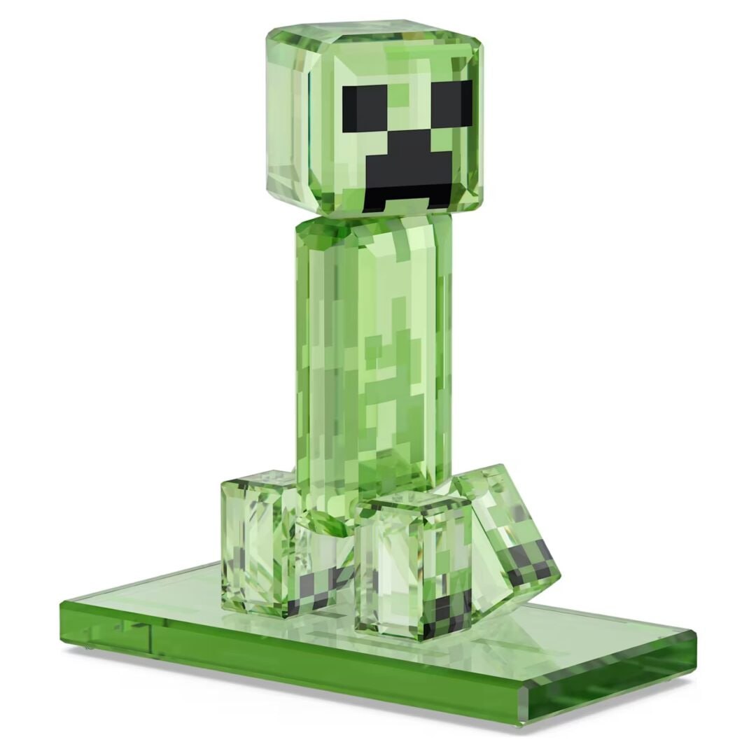 #disimon Swarovski выпустили лимитированную коллекцию хрустальных фигурок по Minecraft В линейку вошли Стив, Алекс, крипер и свинья — каждая фигурка стоит от 300 до 330 евро. Весь комплект обойдётся примерно в 120 тысяч рублей. Теперь любители шахтёрского дела могут наконец добыть настоящий хрусталь — и поставить его на полку.