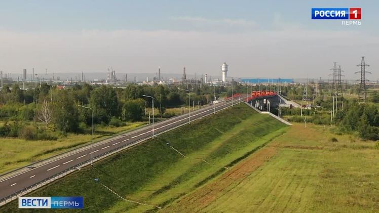 В Прикамье открыли выезд с промышленного узла «Осенцы» В Пермском крае открыт проезд по новому выезду с промышленного узла «Осенцы» — одному из важнейших логистических объектов региона. Двухполосная дорога соединяет Нестюковский тракт с улицей Промышленной, проходя через деревню Устиново. Протяжённость трассы — около 2 км. Новая дорога полностью благоустроена: оборудованы кольцевые развязки, путепровод через железнодорожные пути, освещение, система водоотведения и очистки ливневых вод, а также инженерные коммуникации. Открытие значительно сократит путь для водителей, разгрузит улицу Леонова и обеспечит более быстрый выезд на федеральные трассы. Это особенно важно в условиях активного развития промышленной зоны, где строятся новые логистические и производственные объекты.