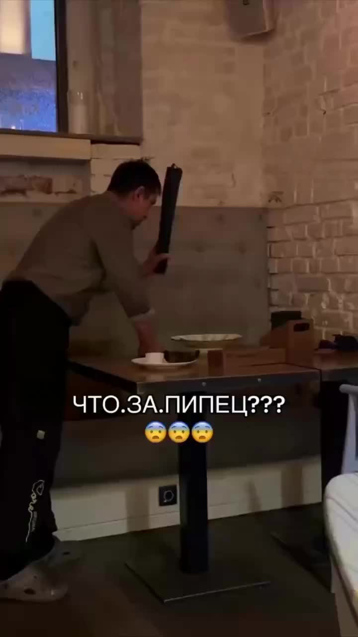 Крыса упала из вентиляции в московском кафе, официант оперативно отреагировал