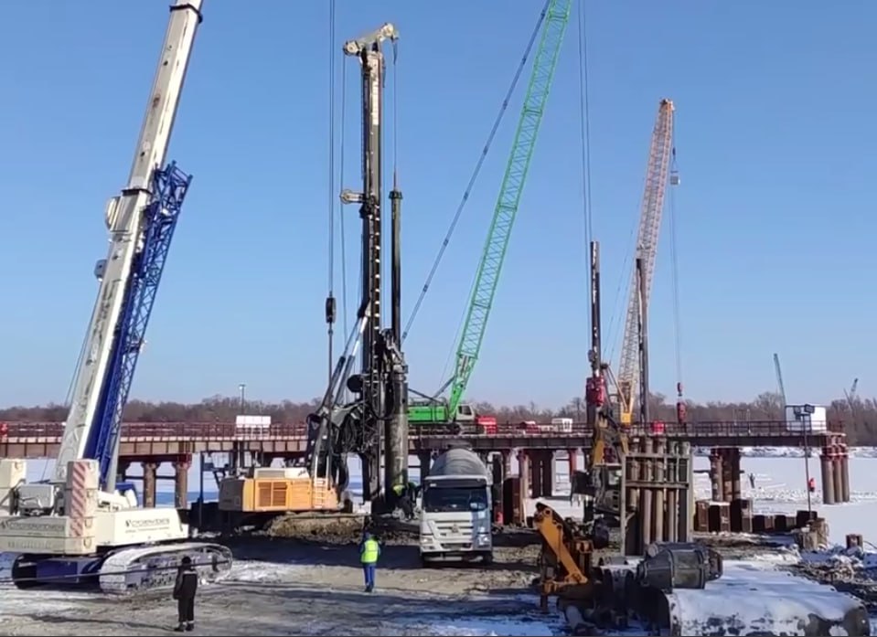 Под Омском завершается строительство технического моста через реку Иртыш сообщил в своем телеграм канале губернатор Омской области Виталий Хоценко Сооружение возводят для федеральной трассы Северный обход По проекту магистрали мост на Иртыше будет располагаться возле поселка Ключи Омского района Строительство Северного обхода города Омска которое мы начали в октябре прошлого года ведется с опережением графика Работы идут параллельно на 2 развязках завершается возведение технического моста через реку Иртыш строится дорога протяженностью 16 км рассказал Виталий Хоценко   Мост через Иртыш начали возводить в декабре прошлого года но строительство самого Северного обхода началось раньше в октябре Он соединит федеральные трассы Тюмень Омск и Омск Новосибирск Новая дорога должна разгрузить городские магистрали и проложить выходы на Китай и Монголию Будьте в курсе даже офлайн NGS55 в MAX