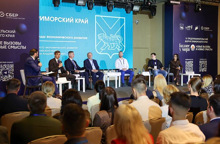 Приморье расширяет практику офсетных контрактов В этом году в Приморском крае планируют заключить ещё три офсетных контракта — помимо двух уже действующих, направленных на выпуск тест-полосок для диабетиков и средств реабилитации лиц с ОВЗ. Об этом сообщил министр экономического развития региона Андрей Блохин на форуме «Бизнес у моря». Офсетный контракт — это соглашение между государством и бизнесом, при котором регион гарантирует закупку продукции, а инвестор обязуется вложить средства в локализацию производства. Новые проекты охватят сферы ЖКХ и стройматериалов. По словам министра, такой подход позволяет снизить зависимость от поставок из центра страны и развивать местное производство. Реализация крупных инвестпроектов положительно влияет на развитие среднего и малого бизнеса в регионе, а его доля в ВВП региона растет с каждым годом. Вместе с тем, в Приморье ведется всесторонняя поддержка предпринимателей — от «налоговых каникул» до грантов и субсидий.