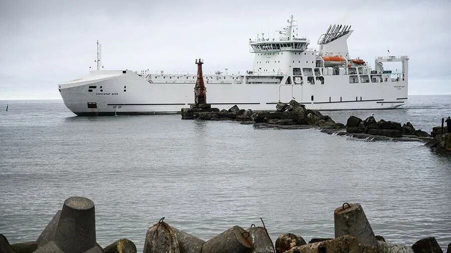 Отечественный паром Александр Деев стал лауреатом национальной морской премии Морской Олимп Судно проекта CNF11CPD созданное для Сахалина вошло в число лучших в стране в номинации Лучший в море Награду Амурскому судостроительному заводу вручили на выставке НЕВА 2025 в Санкт Петербурге отметив высокий уровень реализации этого сложного и многофункционального проекта Это признание заслуг российских инженеров конструкторов и корабелов