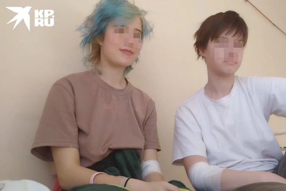  «Я думал, что они парни»: в Минусинске суд приговорил 16-летнего подростка к году колонии общего режима за избиение двух девушек-студенток Напомним, эта история произошла еще весной 2024 года в столовой на улице Народная. По версии следствия, пока девушки стояли на раздаче, на них обратил внимание житель села Тигрицкое — он приехал в город погостить у сестры. В этот момент с молодым человеком был приятель — оба юноши находились в нетрезвом виде. Пьяному сельчанину не понравились прически студенток, и он начал предъявлять им претензии. Позже дебошир ударил одну из них кулаком по лицу. Подробнее — на сайте.