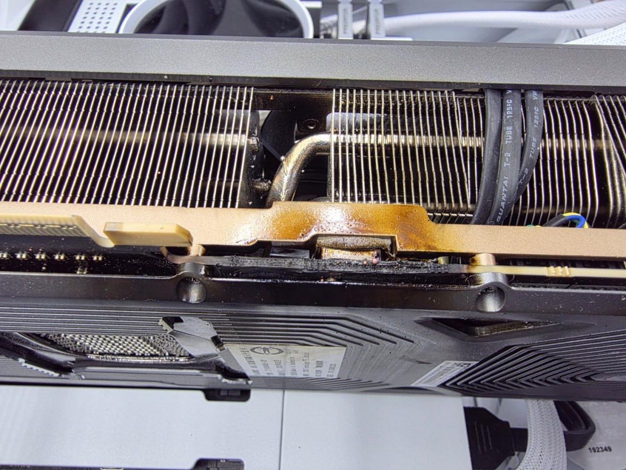 ZOTAC RTX 5090 AMP Extreme Infinity загорелась во время игры в Battlefield 6 Владелец ZOTAC RTX 5090 AMP Extreme Infinity сообщил о возгорании карты прямо во время игровой сессии в бете Battlefield 6. Пламя вырывалось из корпуса около 10 секунд, повредив материнскую плату и СЖО. Подробности инцидента: Не связано с оплавлением разъёма 12V-2×6 Предположительные причины: взрыв МОП-транзистора или перегрев шины MSVDD Ущерб: видеокарта, материнская плата, система жидкостного охлаждения Флагман за тысячи долларов, но не выдержал пару раундов. Стоит ли теперь ждать репортов всей партии? Участвуй в розыгрыше клавиатуры Наши каналы #Nvidiа
