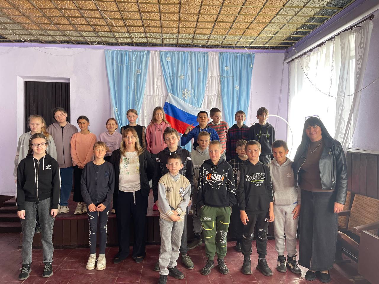 Спортивно-игровая программа "Внуки защитников Отечества в строю" В рамках Года защитников Отечества члены первичного отделения партии "Единая Россия", работники Вольновского ДК совместно с ГБОУ "Вольновская школа Нижнесерогозского района" провели спортивно-игровую программу. Мероприятие продемонстрировало дисциплину и физическую подготовку участников, включая марши и строевые движения. Участники также осваивали навыки оказания первой медицинской помощи. В программе были разнообразные силовые упражнения для развития физической силы и выносливости: подтягивания, отжимания и многое другое. Кроме того, с целью расширения кругозора и повышения интереса подрастающего поколения к Великой Отечественной войне, прошла викторина "Дорогами войны". "Важность организации и проведения военно-патриотических мероприятий — это важнейшая задача для укрепления чувства патриотизма и любви к Родине," — подчеркнула секретарь первичного отделения партии "Единая Россия", начальник ТО с центром в с. Вольное Наталья Черевко. Она выразила признательность участникам и организаторам мероприятия.