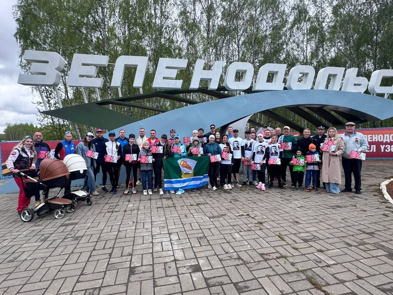 Марафон Победы, посвященный 80-й годовщине Победы в Великой Отечественной войне, сегодня объединил людей на маршруте Казань-Зеленодольск Участники бежали, ехали на велосипеде, присоединились даже семьи с колясками, отдав дань памяти героям, сражавшимся за мирное небо. Марафон Победы стал ярким примером того, как спорт может объединять людей, напоминать о важных исторических событиях и воспитывать чувство патриотизма. Это мероприятие, безусловно, останется в памяти участников и зрителей как символ единства, силы духа и глубокого уважения к подвигу советского народа в Великой Отечественной войне. #Победа80
