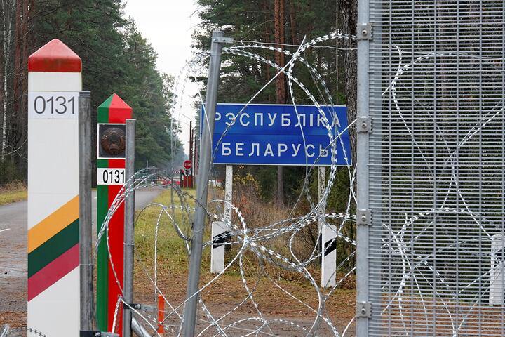 Литва перестала пропускать грузовики через границу с Беларусью.  В литовских пунктах пропуска «Мядининкай» и «Шальчининкай» приостановлено оформление грузовых автомобилей. Как сообщает таможенный комитет Беларуси, с 9:00 литовская сторона прекратила регистрацию фур на въезд, а с 12:00 — на выезд.  При этом в Государственном таможенном комитете Беларуси отмечают, что литовская сторона не предоставила информации о причинах остановки оформления грузовиков. В настоящее время через пункты «Каменный Лог» и «Бенякони» пытаются выехать около 1000 транспортных средств из Беларуси