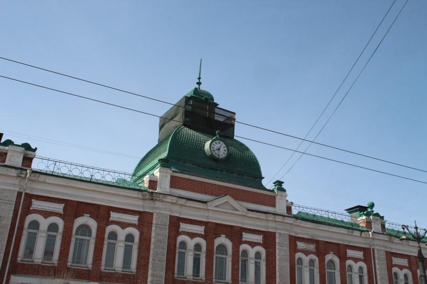 В Омске вновь запустят легендарные часы на Любинском проспекте В Омске стартовал ремонт башенных часов на Любинском проспекте. Работы по обновлению фасада и восстановлению механизма курантов планируют завершить к 2 августа - в преддверии празднования Дня города и области. Во время мероприятия состоится праздничный запуск часового механизма с боем курантов и музыкальным сопровождением. Мелодия, которая прозвучит, - «Омские улицы», знакомая и дорогая нескольким поколениям омичей. Подробнее о сроках ремонта и истории здания в материале.