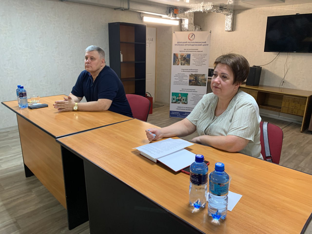 Встреча с коллективом Донецкого республиканского протезно-ортопедического центра: диалог о насущном  В рамках поручения Главы ДНР Дениса Пушилина, направленного на поддержание открытого диалога с жителями и трудовыми коллективами Республики, состоялась встреча с сотрудниками Донецкого республиканского протезно-ортопедического центра.  В ходе мероприятия директор департамента социальной защиты Минтруда ДНР Виктория Пикинер и депутат Народного Совета ДНР, директор Донецкого республиканского протезно-ортопедического центра Юрий Покинтелица, обсудили с коллективом актуальные вопросы, касающиеся их профессиональной деятельности и социальной поддержки.  Встреча прошла в формате живого общения, где каждый сотрудник имел возможность задать интересующие его вопросы и получить исчерпывающие ответы. Основной целью мероприятия стало выявление и решение проблем, с которыми сталкивается коллектив, а также укрепление взаимодействия между сотрудниками и профильными ведомствами.  Как отметила Виктория Николаевна, одной из ключевых тем стало водоснабжение.   «Водоснабжение остается одной из самых актуальных проблем. В ходе нашей беседы я подробно осветила шаги, предпринимаемые Главой ДНР Денисом Пушилиным. Мы детально обсудили конкретные меры, направленные на стабилизацию и улучшение ситуации с водоснабжением как в нашем городе, так и в целом по республике», – поделилась Виктория Николаевна.  Такие встречи являются неотъемлемой частью конструктивного диалога, способствуя укреплению доверия и совместному поиску эффективных решений для улучшения жизни граждан.