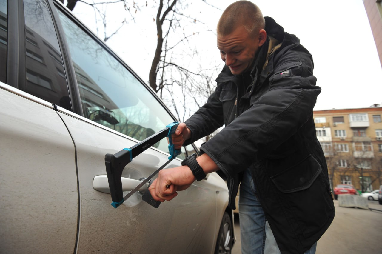 В Якутске задержан угонщик автомобиля из Хангаласского района В дежурную часть Отдела МВД России по Хангаласскому району поступило сообщение об угоне автомобиля припаркованного возле частного дома Поиском и задержанием преступника занялись сотрудники уголовного розыска Как выяснилось подозреваемый 44 летний уроженец Сунтарского района знакомый мужа потерпевшей Накануне мужчина распивал спиртные напитки в гостях у семьи а ночью взял ключи от автомобиля и угнал машину Планируя доехать до Якутска он сбился с пути и оказался в селе Улахан Ан где съехал в кювет Автомобиль он бросил и до города добрался на попутной машине Подозреваемый задержан патрульно постовой службой в Якутске и доставлен в отдел полиции Возбуждено уголовное дело по статье о неправомерном завладении автомобилем без цели хищения Мужчина арестован мера пресечения арест