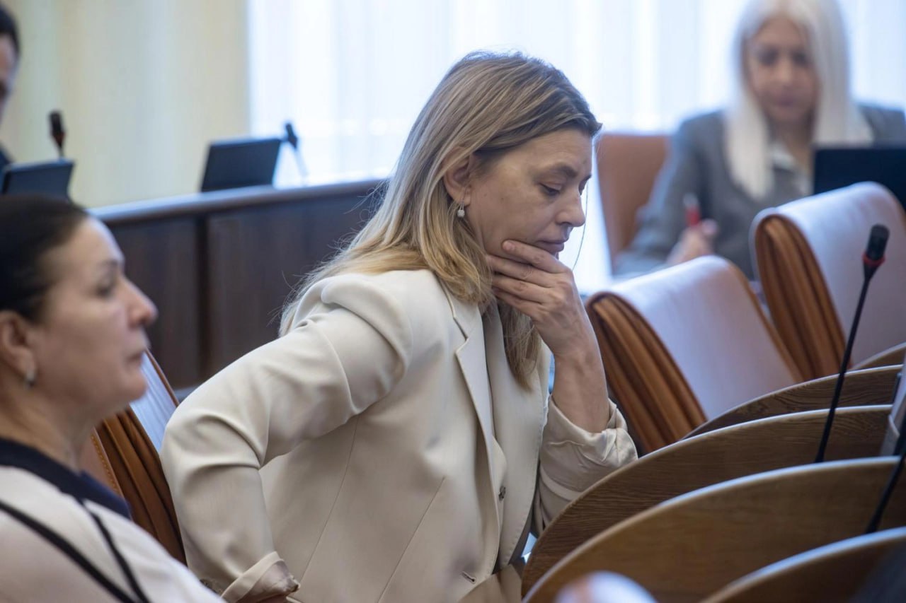 Депутата Пензину проверит федеральная комиссия «Единой России» после слива личного номера журналиста Об этом редакции сообщили в пресс-службе регионального отделения «Единой России». Там уточнили, что комиссии направили «справки по ситуации». В свою очередь федеральная комиссия может «спустить» случай на рассмотрение региональной комиссии по этике. Сейчас изучаются все обстоятельства «с целью определения необходимых мер партийного реагирования». Это могут быть, например, замечание или выговор. Красноярское региональное отделение партии «Единая Россия» заинтересовано в выстраивании конструктивных отношений со всеми представителями СМИ. И мы настоятельно рекомендуем всем членам партии, в том числе депутатам, соблюдать информационную открытость, корректность, уважение, а также нормы федерального законодательства о СМИ и защите персональных данных. Напомним, депутат заксобрания Красноярского края Елена Пензина опубликовала номер журналиста Дмитрия Мамаева в чате своего телеграм-канала. До этого журналист обращался к ней в мессенджере с уточняющими вопросами о предложении Пензиной возродить в России СМЕРШ. После обнародования номера Мамаеву начали массово приходить смски и уведомления в мессенджеры о попытках зарегистрироваться на различных сайтах и угрозы.