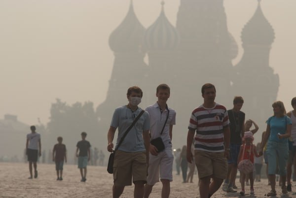 Климатолог РАН выразил опасение по поводу возвращения аномальной жары в Москву  Погода может быть «более выраженной», чем в 2010 году.  Не исключено, что температура воздуха достигнет 45 градусов. Чтобы избежать массовых природных пожаров, необходимо готовиться заранее. В частности, делать просеки в лесах и убирать торф.  Таким мнением в эфире радиостанции «Говорит Москва» поделился ведущий научный сотрудник Пущинского научного центра биологических исследований РАН, специалист по глобальным экологическим катастрофам Алексей Карнаухов.  Я каждый год опасаюсь, что у нас может быть повторение того, что было в 2010 году, но только в более выраженной форме. То есть не 40-градусная жара, а 45-градусная. Не полтора месяца без осадков, а два месяца без осадков. И тогда, конечно, будет очень тяжело в России. И к этому надо быть готовым. То есть нужно делать просеки в лесах, нужно заниматься бывшими торфяными [участками — прим. ГМ]. Либо убирать торф оттуда, то есть вынимать его и где-то сжигать.