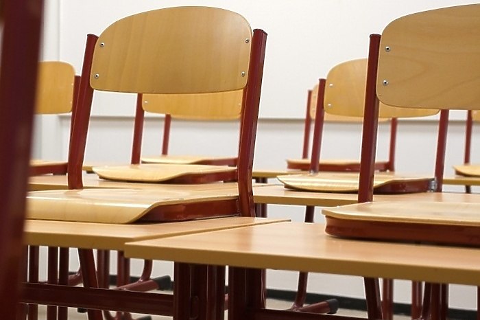 В Екатеринбурге десятки школ уйдут на дистант В Екатеринбурге 27 января на дистант уйдут ученики 41 школ Это связано с проведением пробного экзамена ЕГЭ по математике На дистанционном обучении окажутся ученики с первых по десятые классы Тренировочные ЕГЭ проводятся именно в тех школах которые будут задействованы в основной период сдачи экзаменов На прошлой неделе на дистант выводили школьников из за холодов uralweb ru